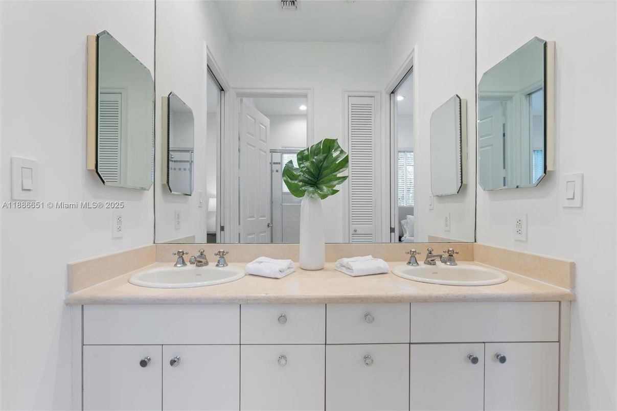 Bathroom, Dual Sink Vanities, Interior, Recessed Lighting