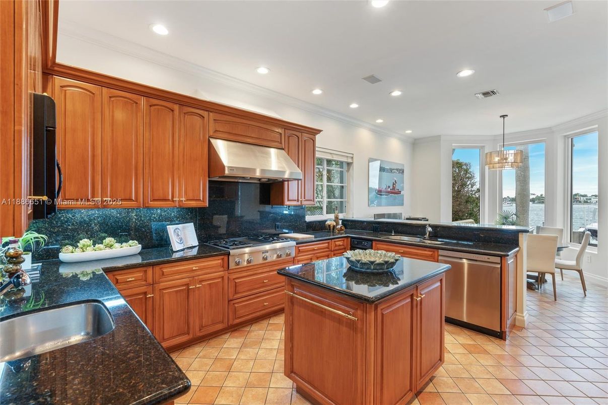 Dining room, Interior, Kitchen, Pendant Lights, Recessed Lighting, Stainless Steel Appliances, Water