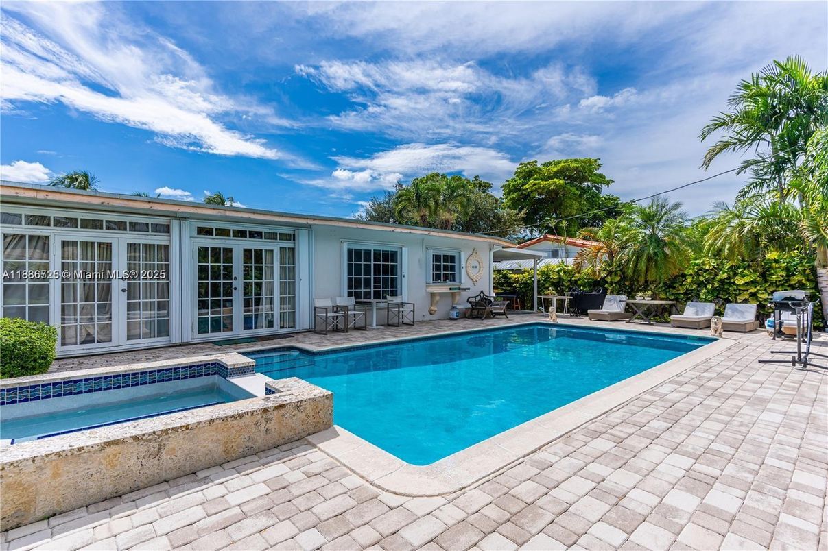 Exterior, Pool