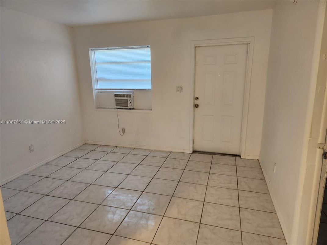 Empty room, Interior