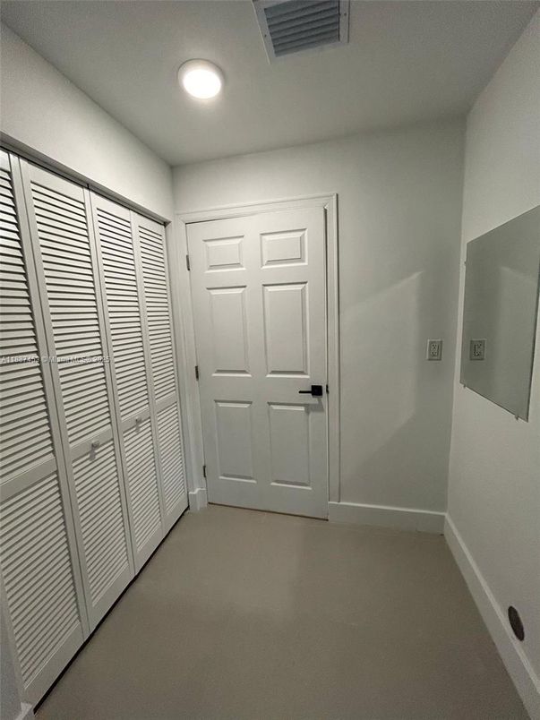 Empty room, Interior