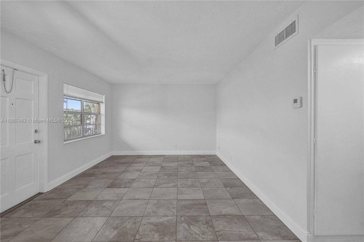 Empty room, Interior
