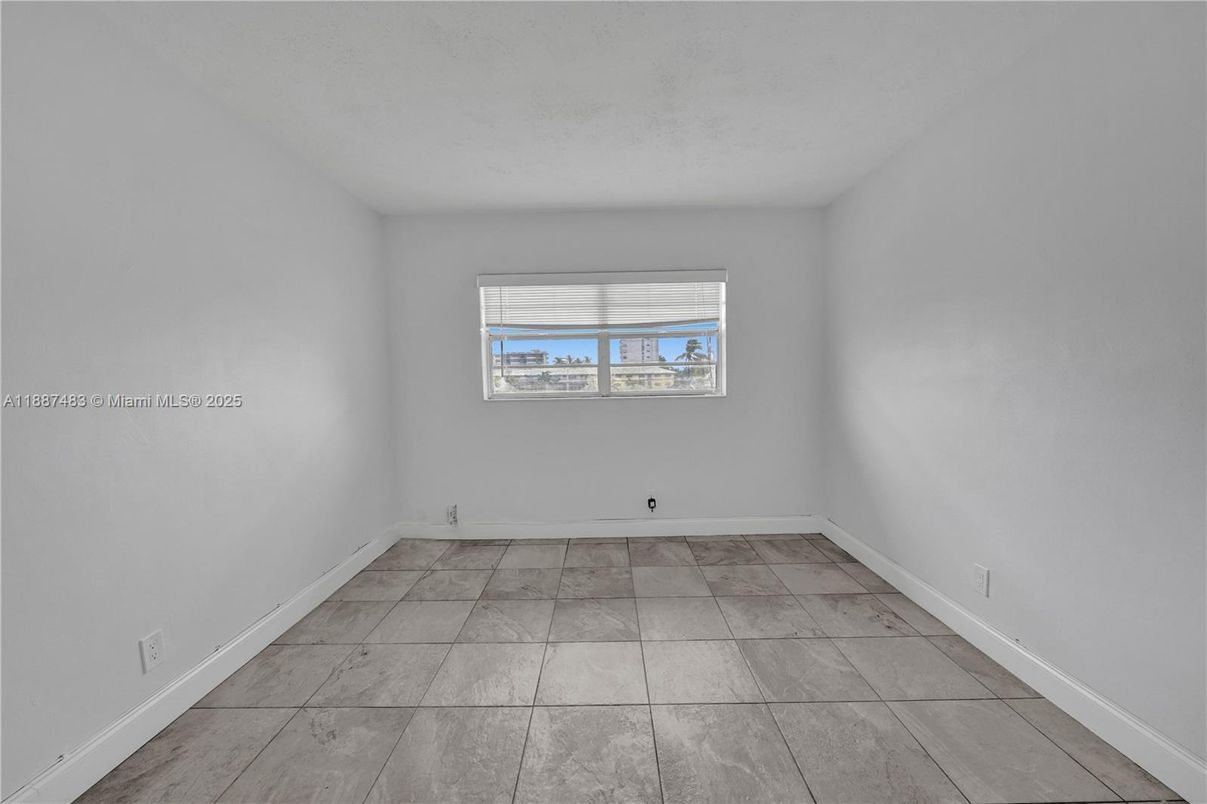 Empty room, Interior