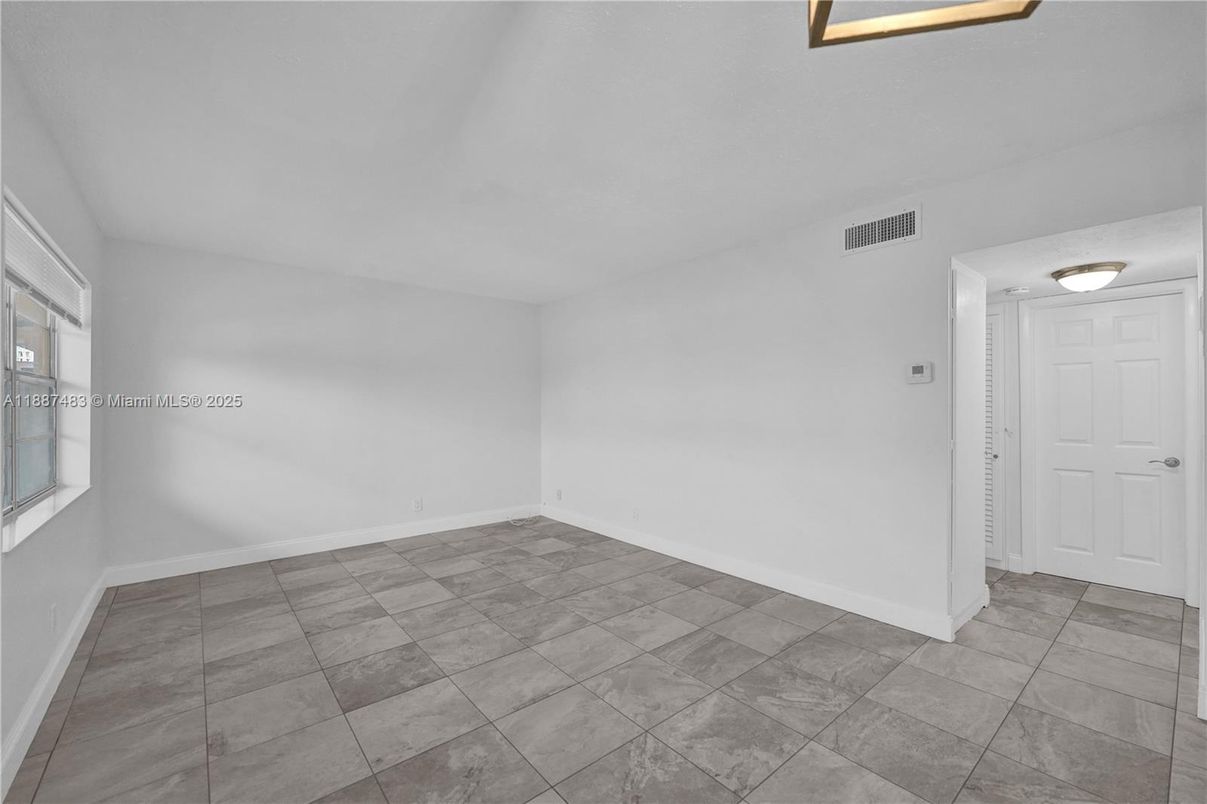 Empty room, Interior