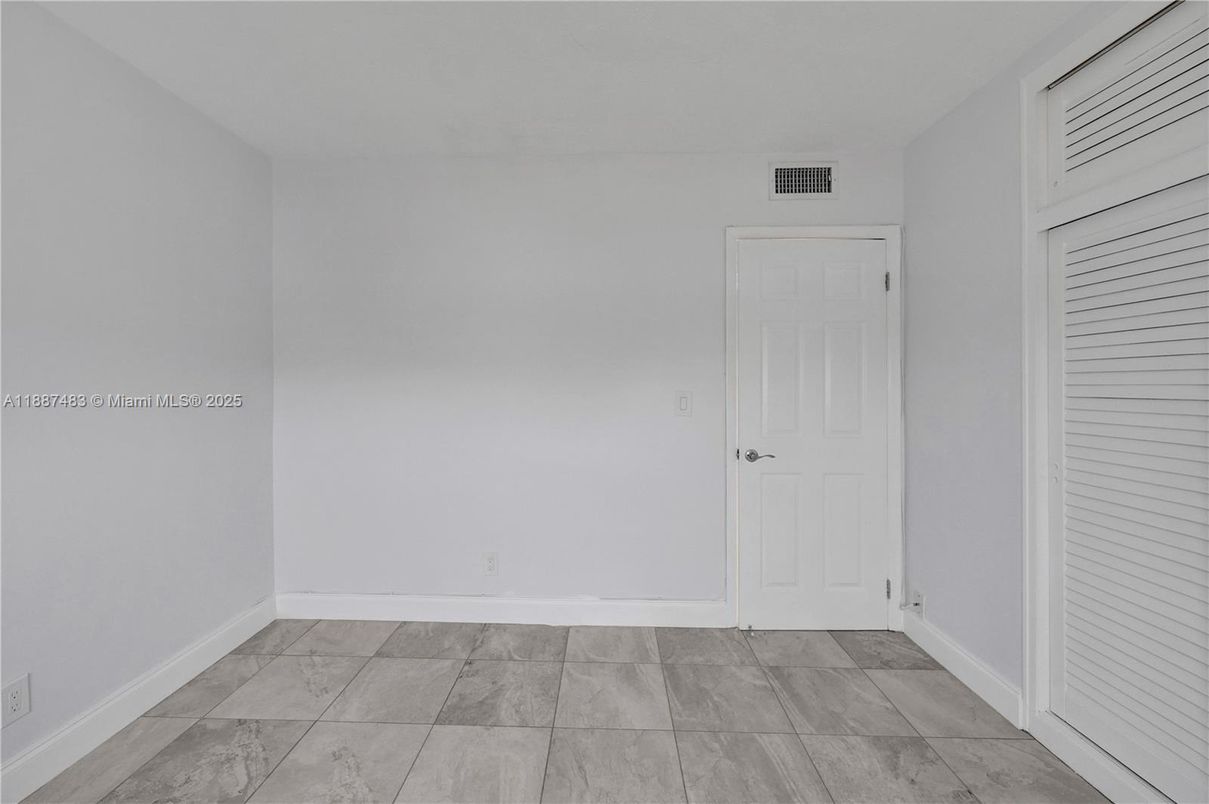 Empty room, Interior