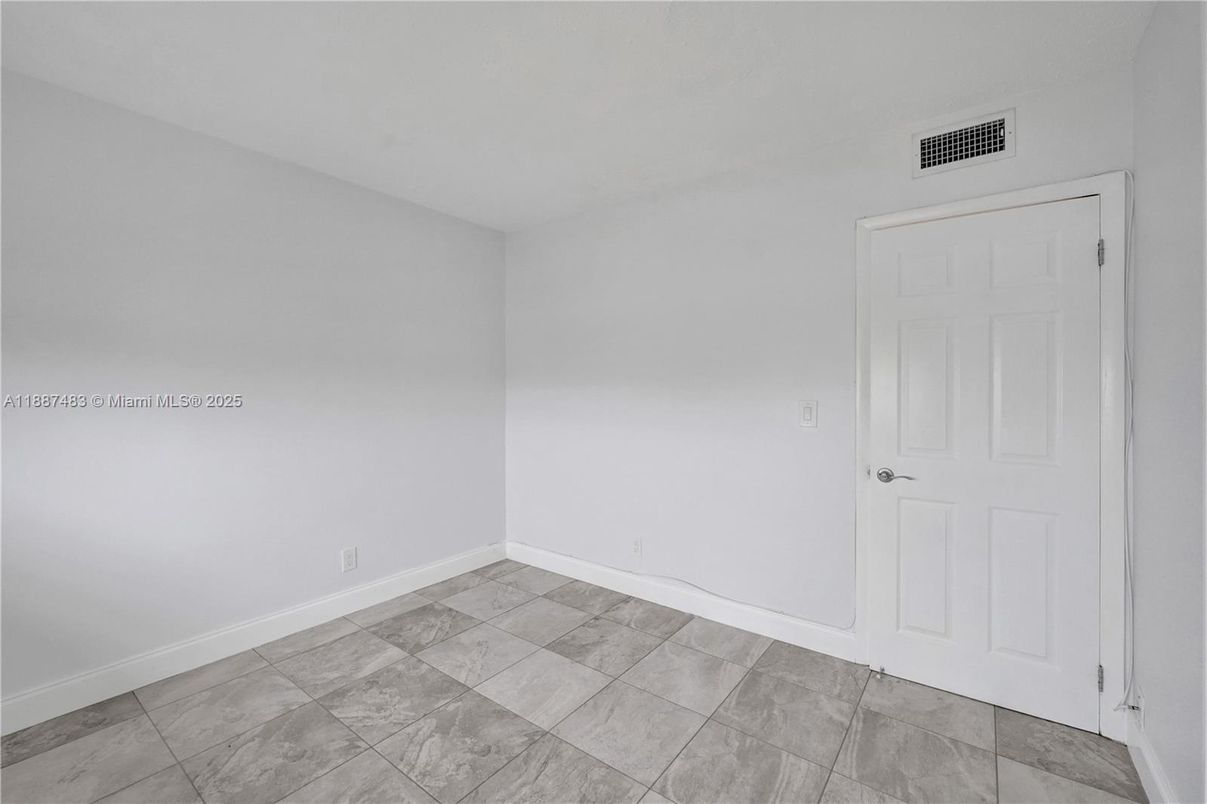 Empty room, Interior