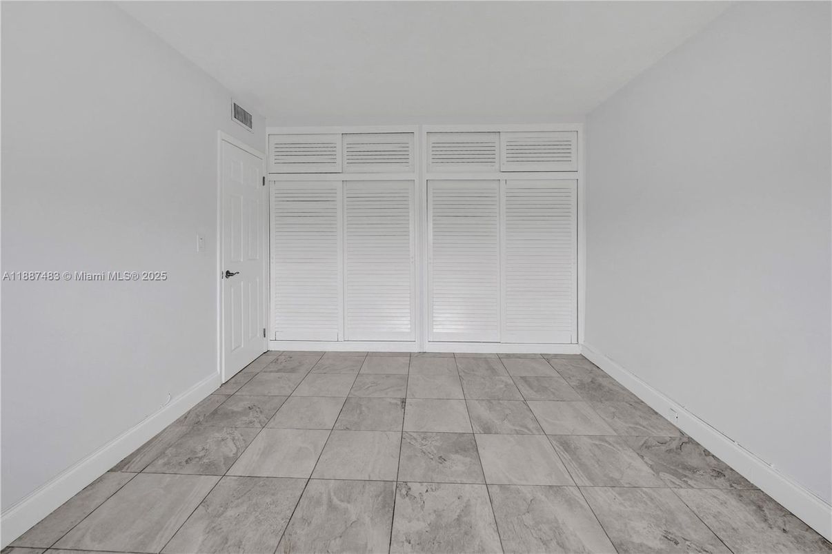 Empty room, Interior