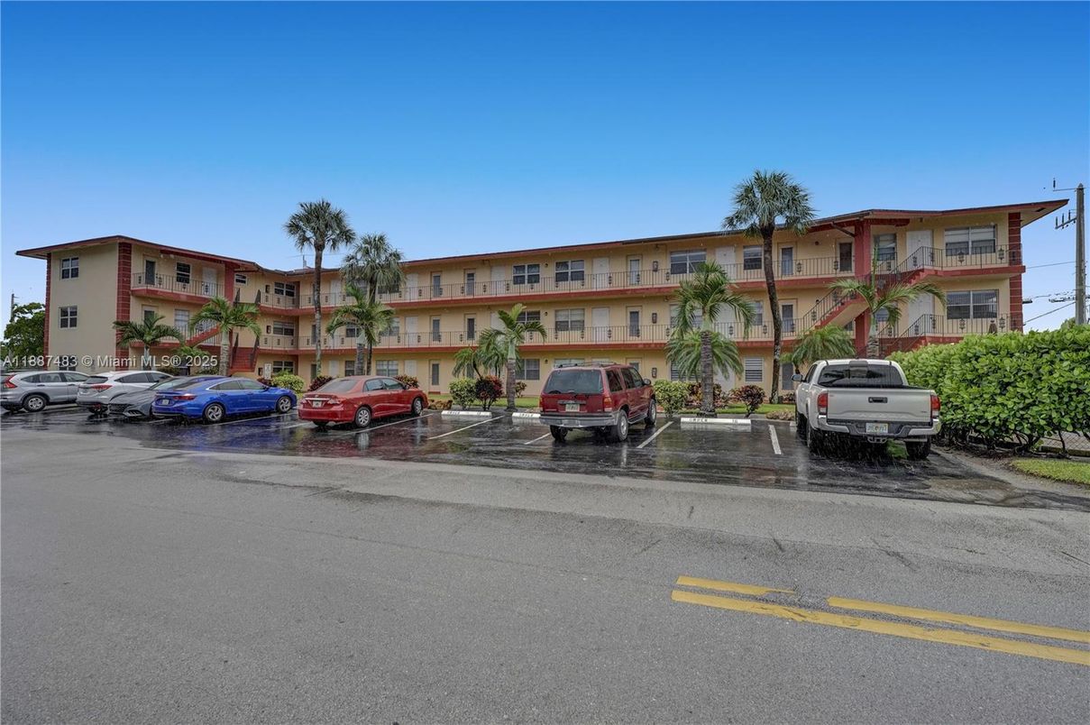 Exterior, Facade, Condo Building