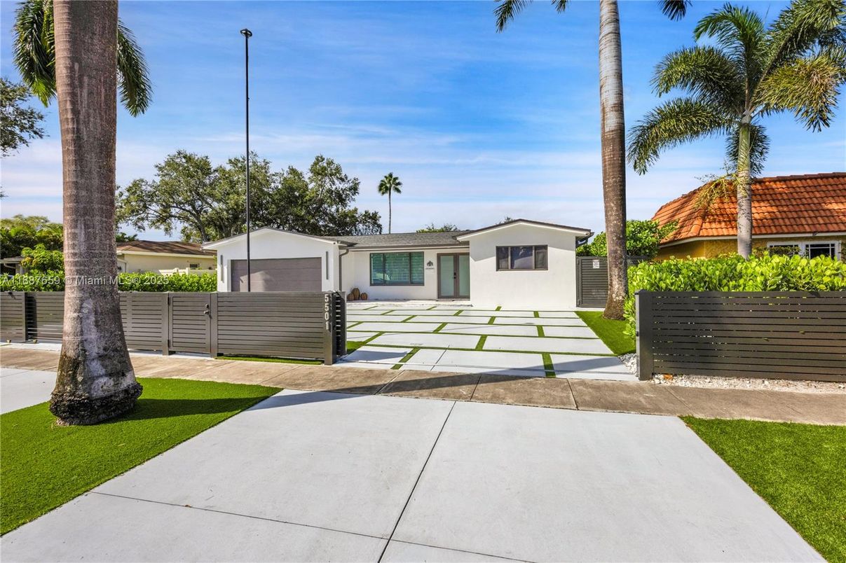 Attached, Exterior, Facade, Ranch