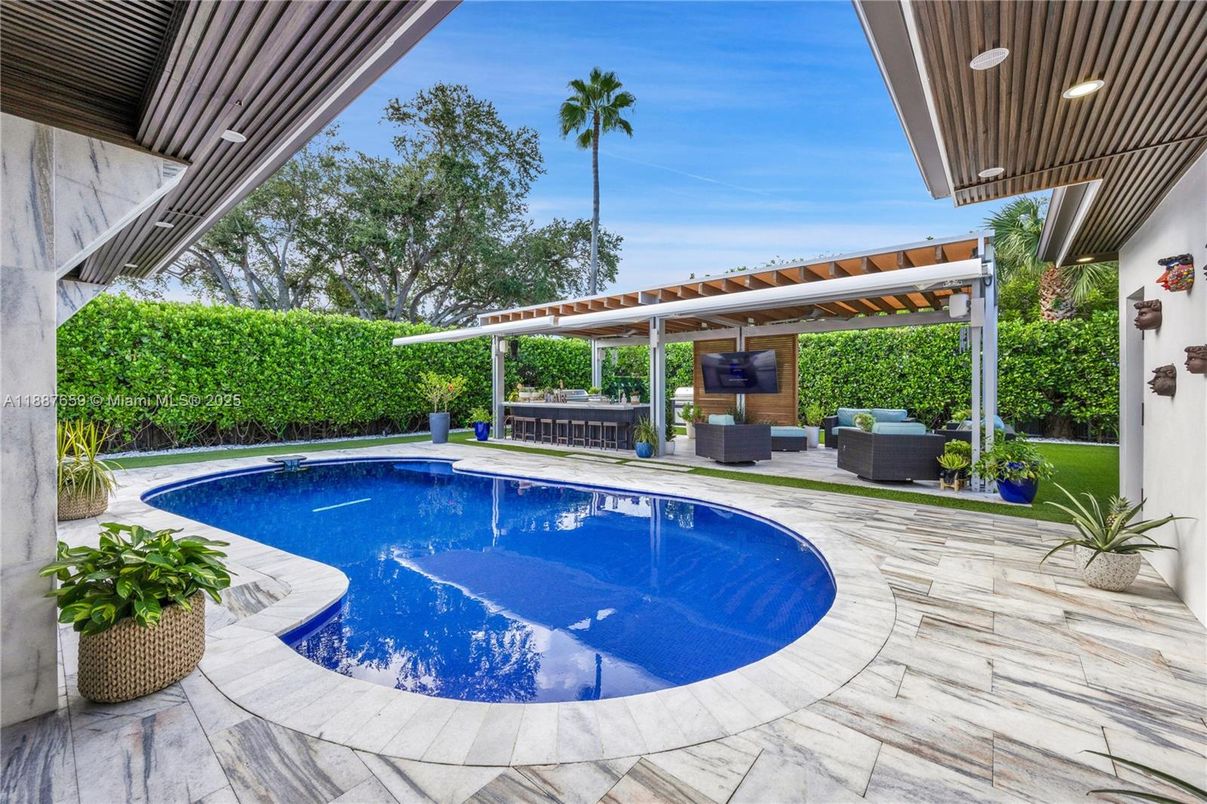 Exterior, Pool