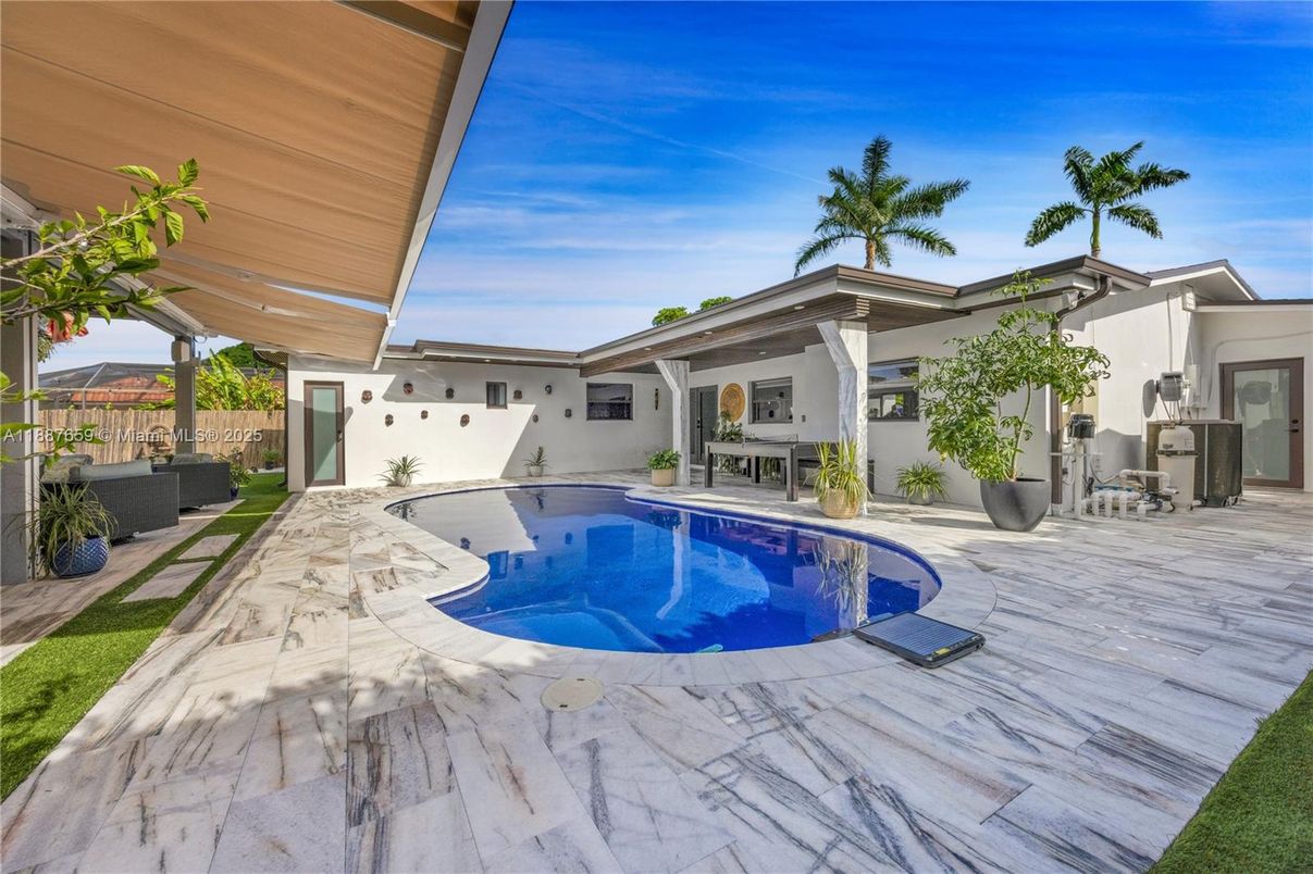 Exterior, Pool