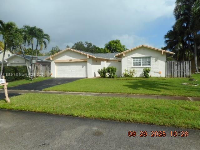 Attached, Exterior, Facade, Ranch