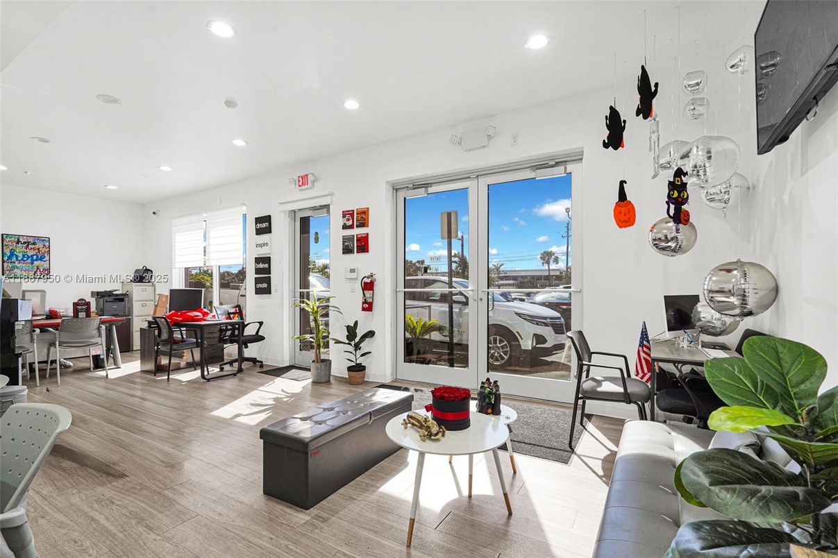 Dining room, Interior, Living room, Recessed Lighting, Wood Texture Flooring
