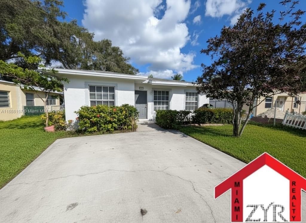 Backyard, Exterior, Facade, Ranch