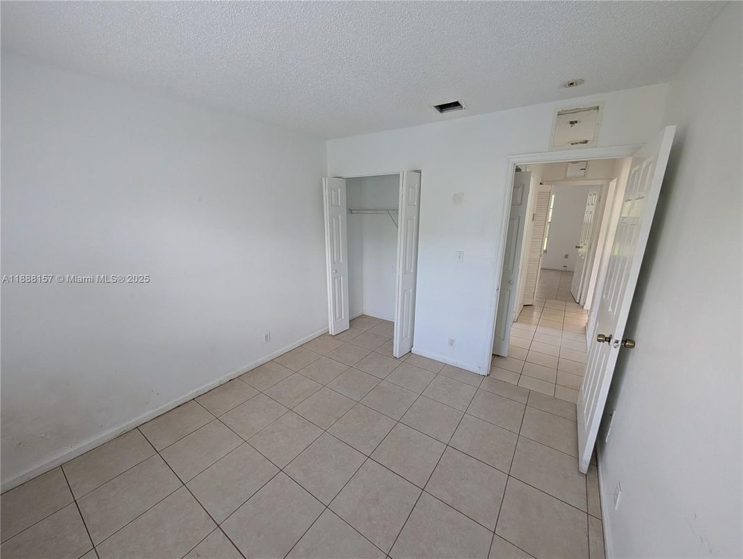 Empty room, Interior