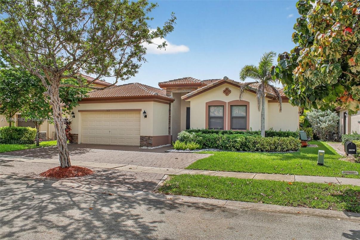 Attached, Exterior, Facade, Mediterranean