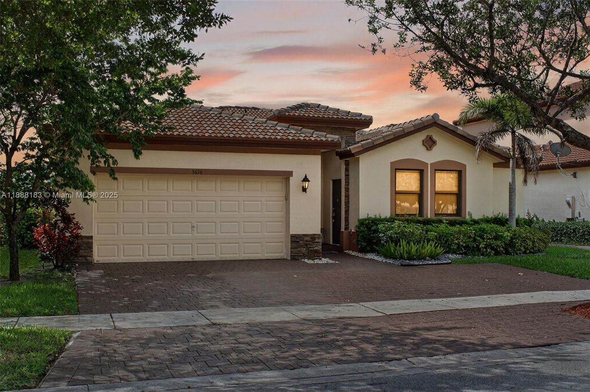 Attached, Exterior, Facade, Mediterranean