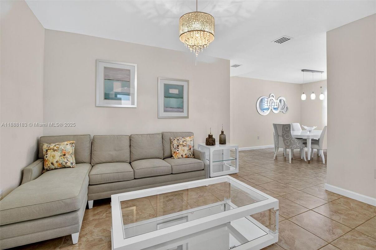 Chandelier, Dining room, Interior, Living room, Pendant Lights