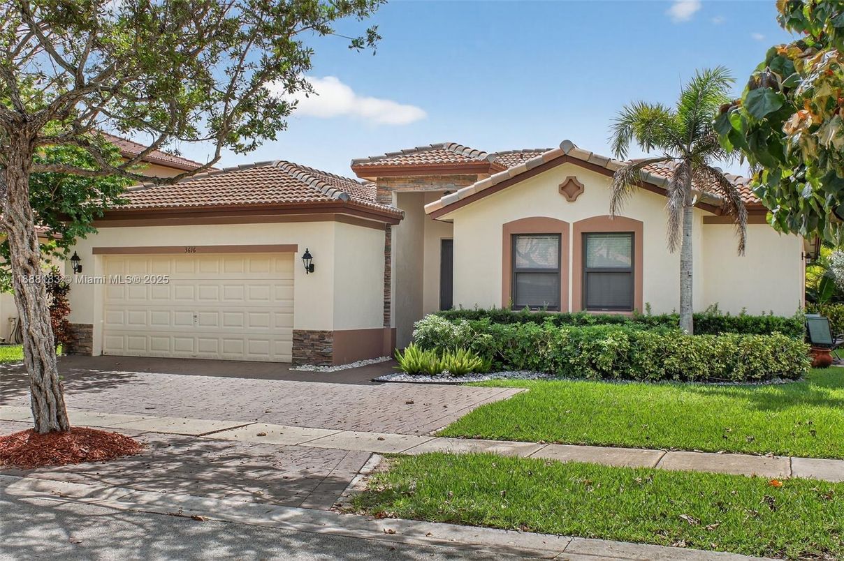 Attached, Exterior, Facade, Mediterranean