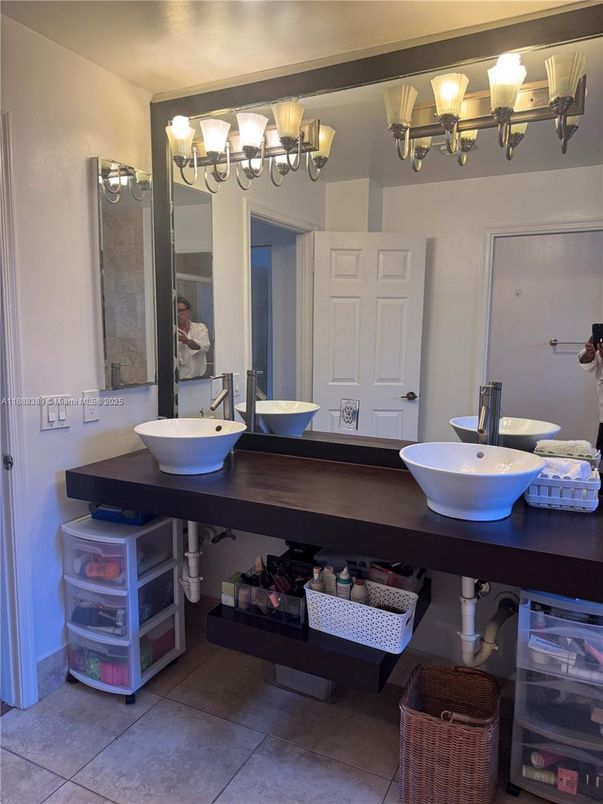 Bathroom, Dual Sink Vanities, Interior