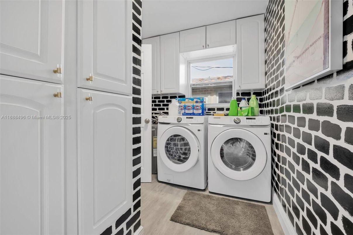 Interior, Washer, Wood Texture Flooring