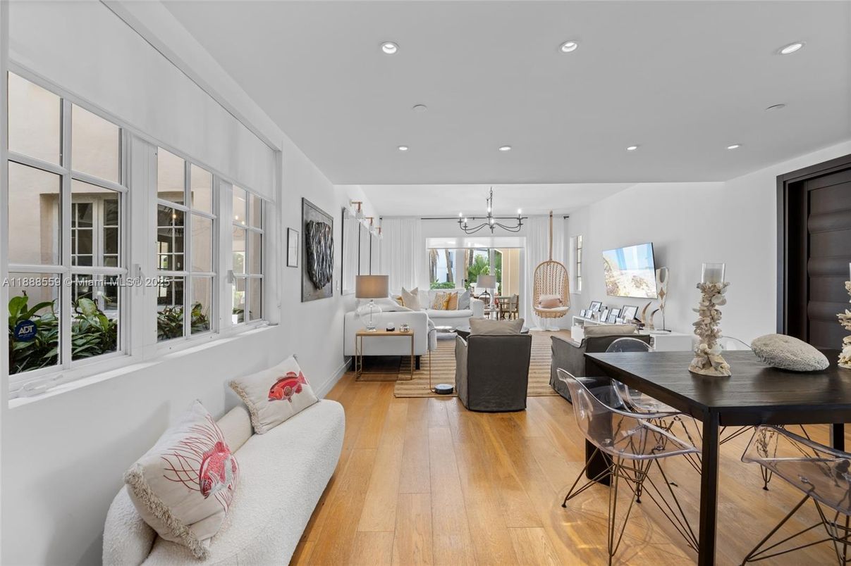 Dining room, Interior, Living room, Pendant Lights, Recessed Lighting, Wood Texture Flooring