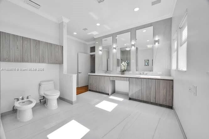 Bathroom, Dual Sink Vanities, Interior, Recessed Lighting