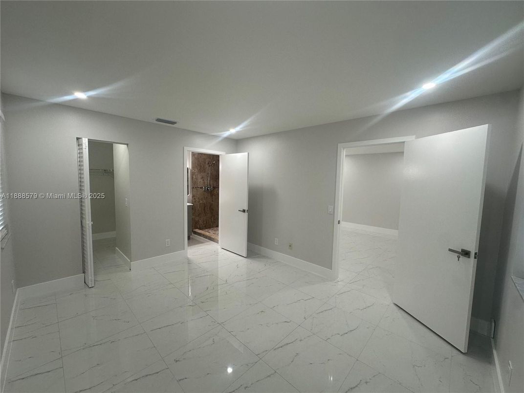 Empty room, Interior, Marble, Recessed Lighting