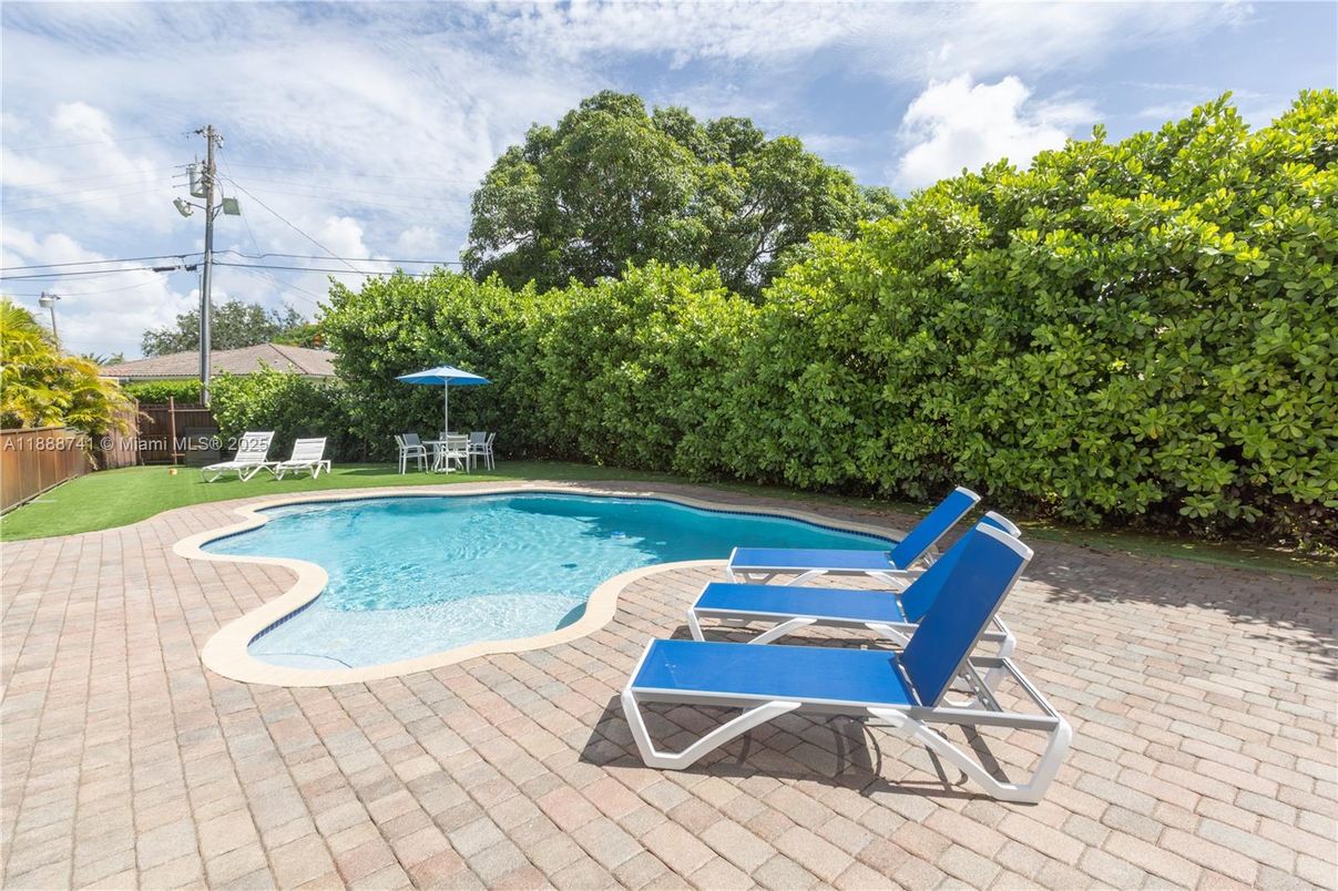 Exterior, Pool