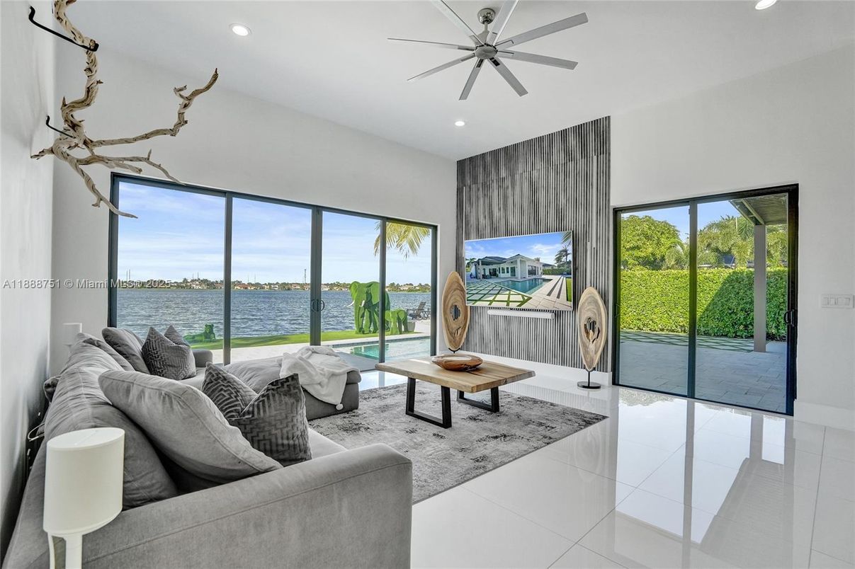 Interior, Living room, Recessed Lighting, Water