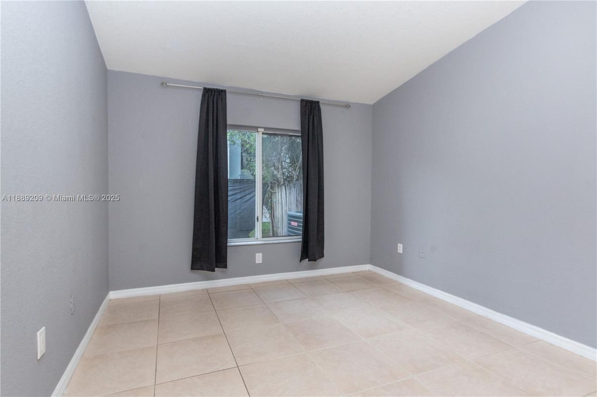 Empty room, Interior