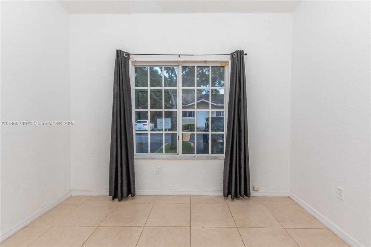 Empty room, Interior