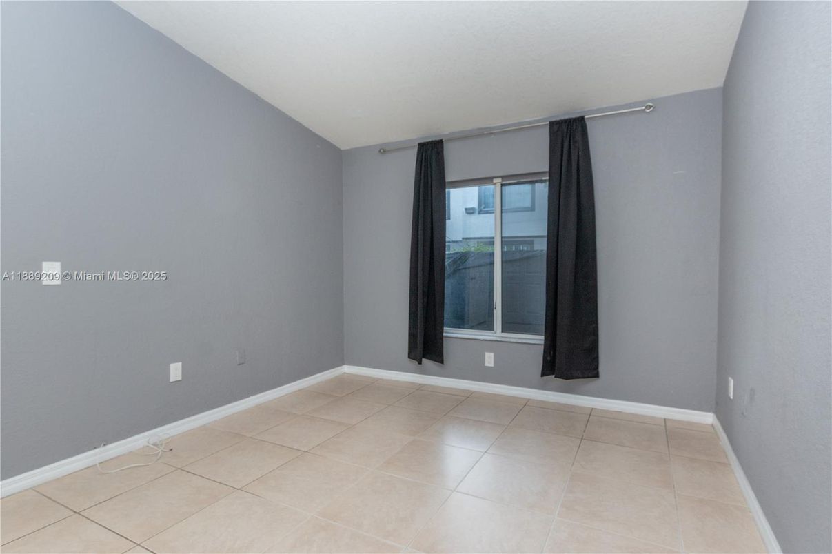 Empty room, Interior