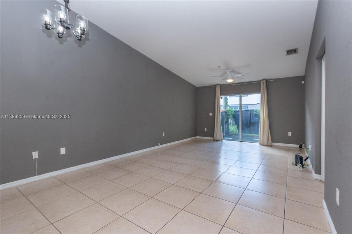 Empty room, Interior