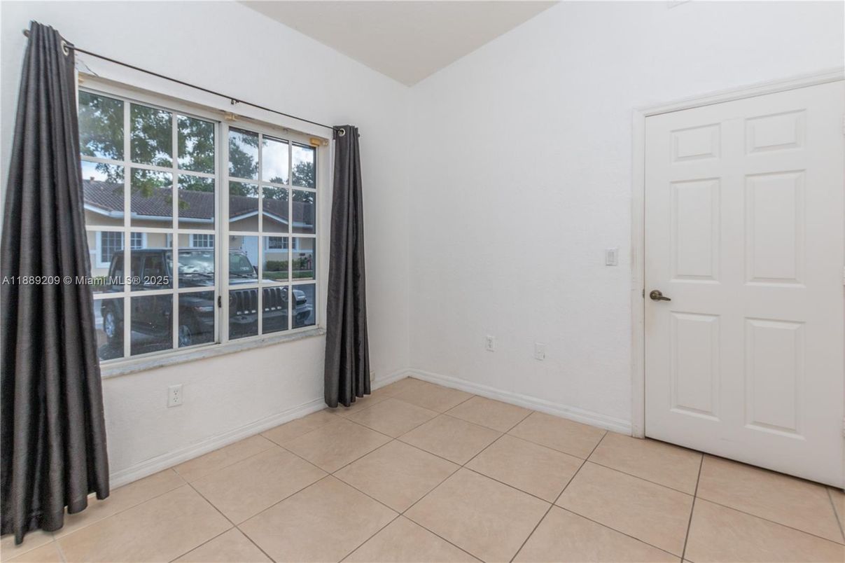 Empty room, Interior