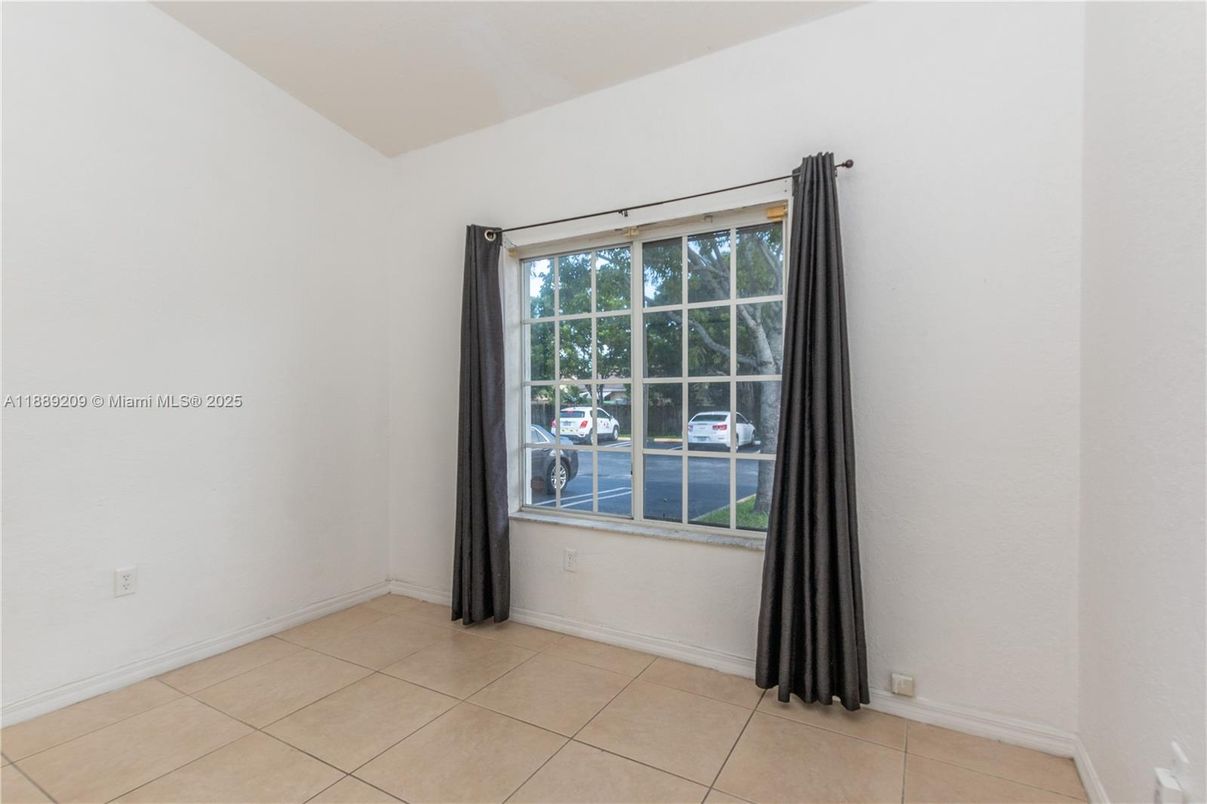 Empty room, Interior