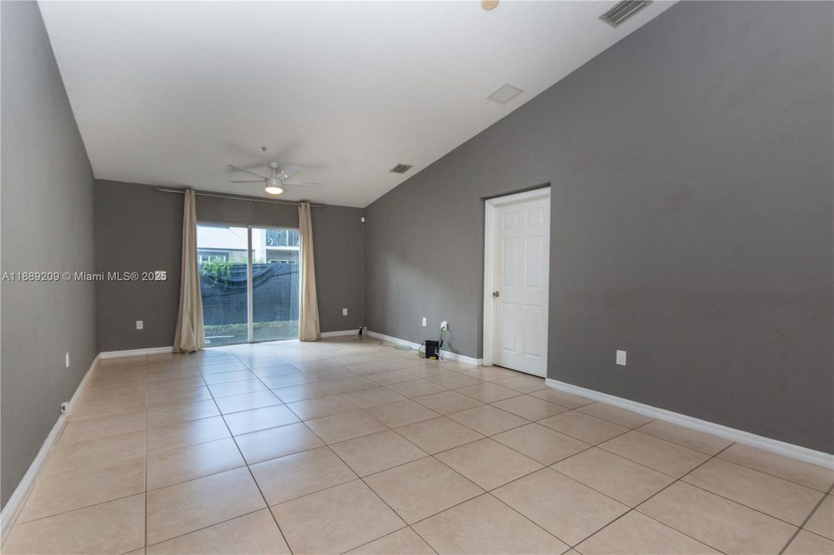Empty room, Interior