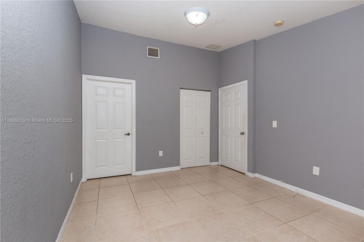Empty room, Interior