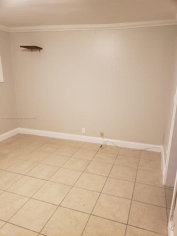 Empty room, Interior