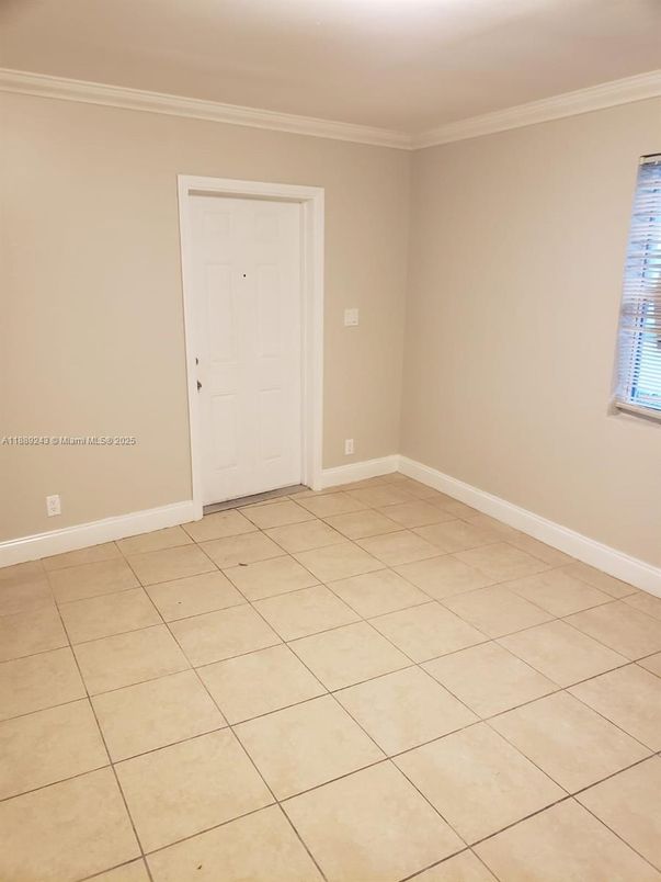 Empty room, Interior
