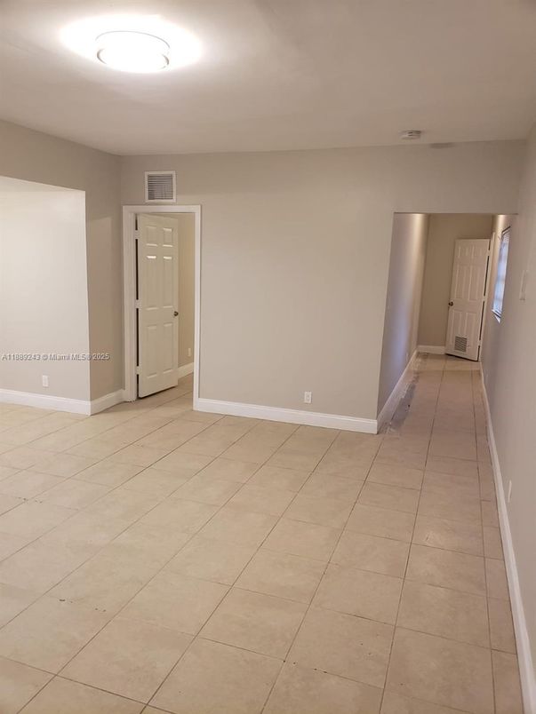 Empty room, Interior