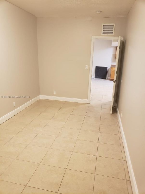 Empty room, Interior