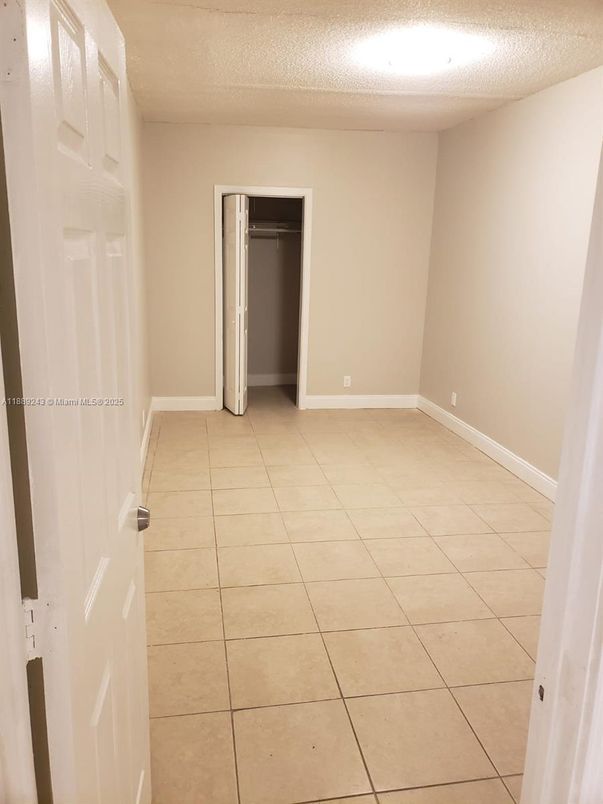 Empty room, Interior