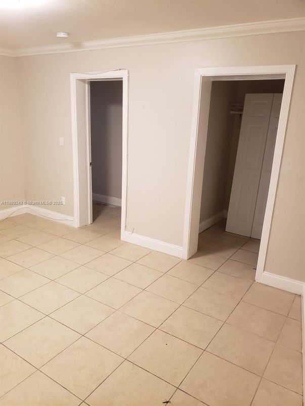 Empty room, Interior