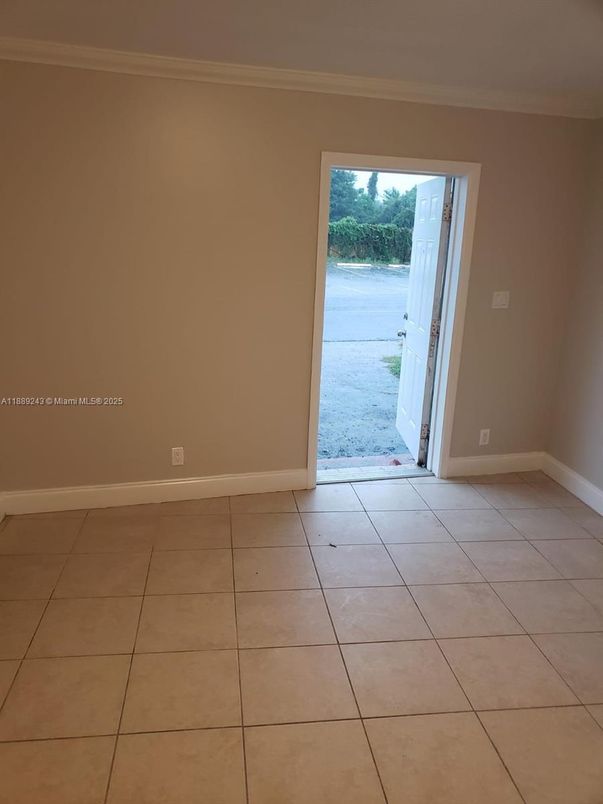 Empty room, Interior