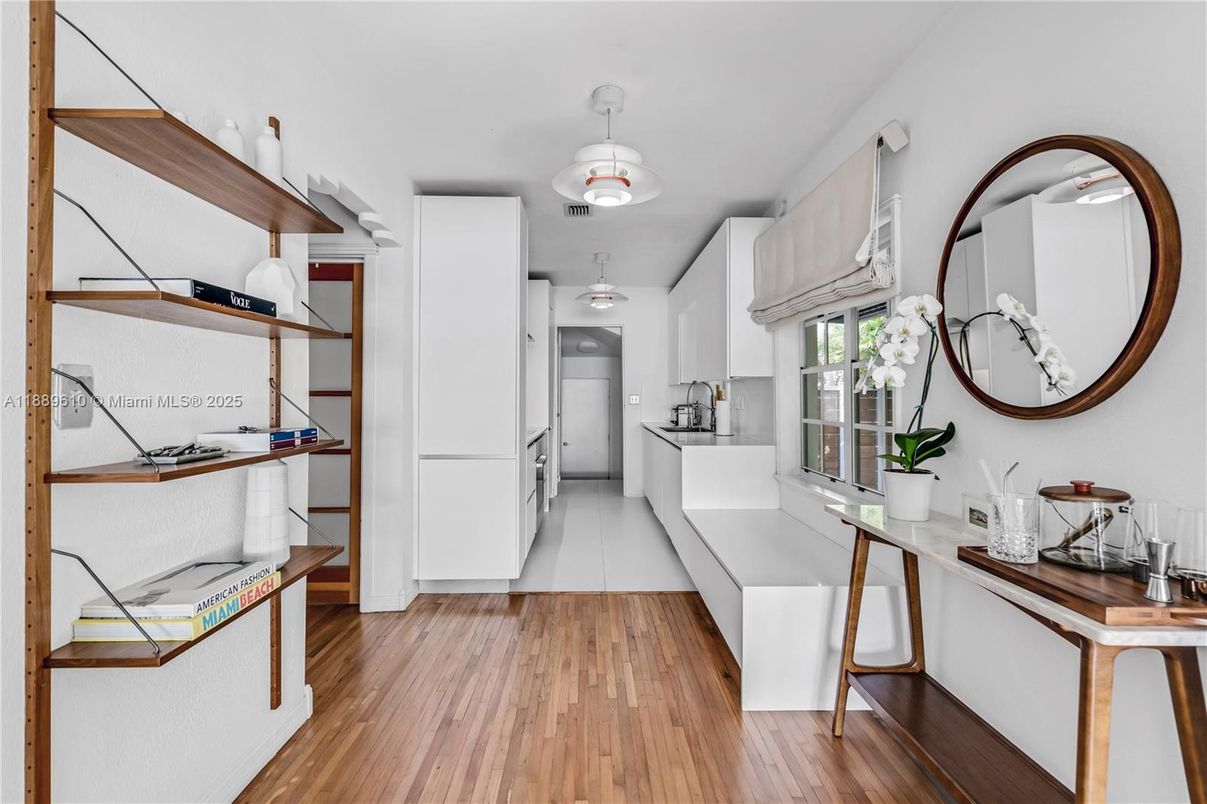 Interior, Pendant Lights, Wood Texture Flooring