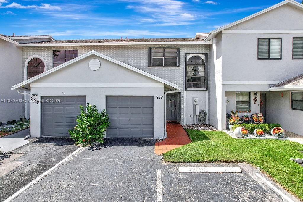 Attached, Exterior, Facade, Mediterranean