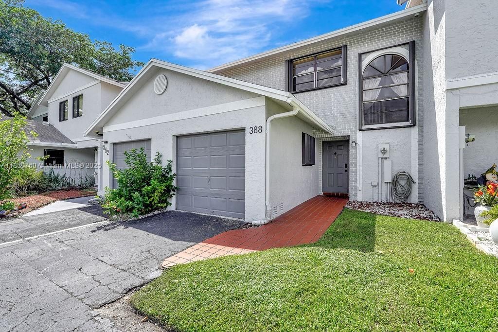 Attached, Exterior, Facade, American Craftsman