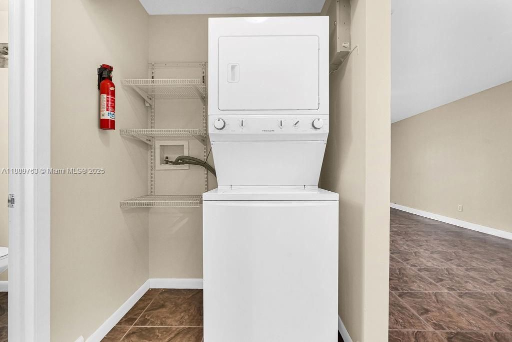 Interior, Utility Closets, Washer, Wood Texture Flooring