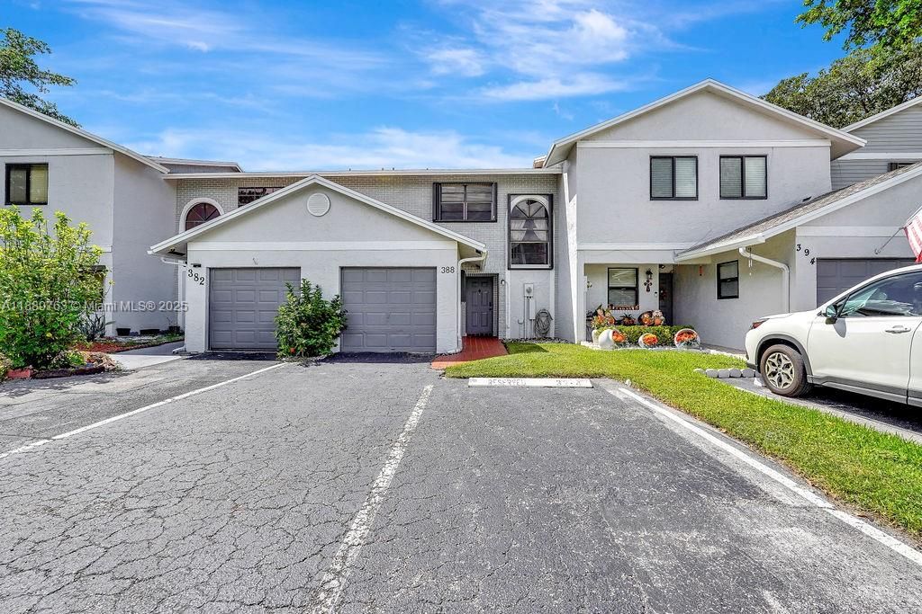 Attached, Exterior, Facade, Split Level